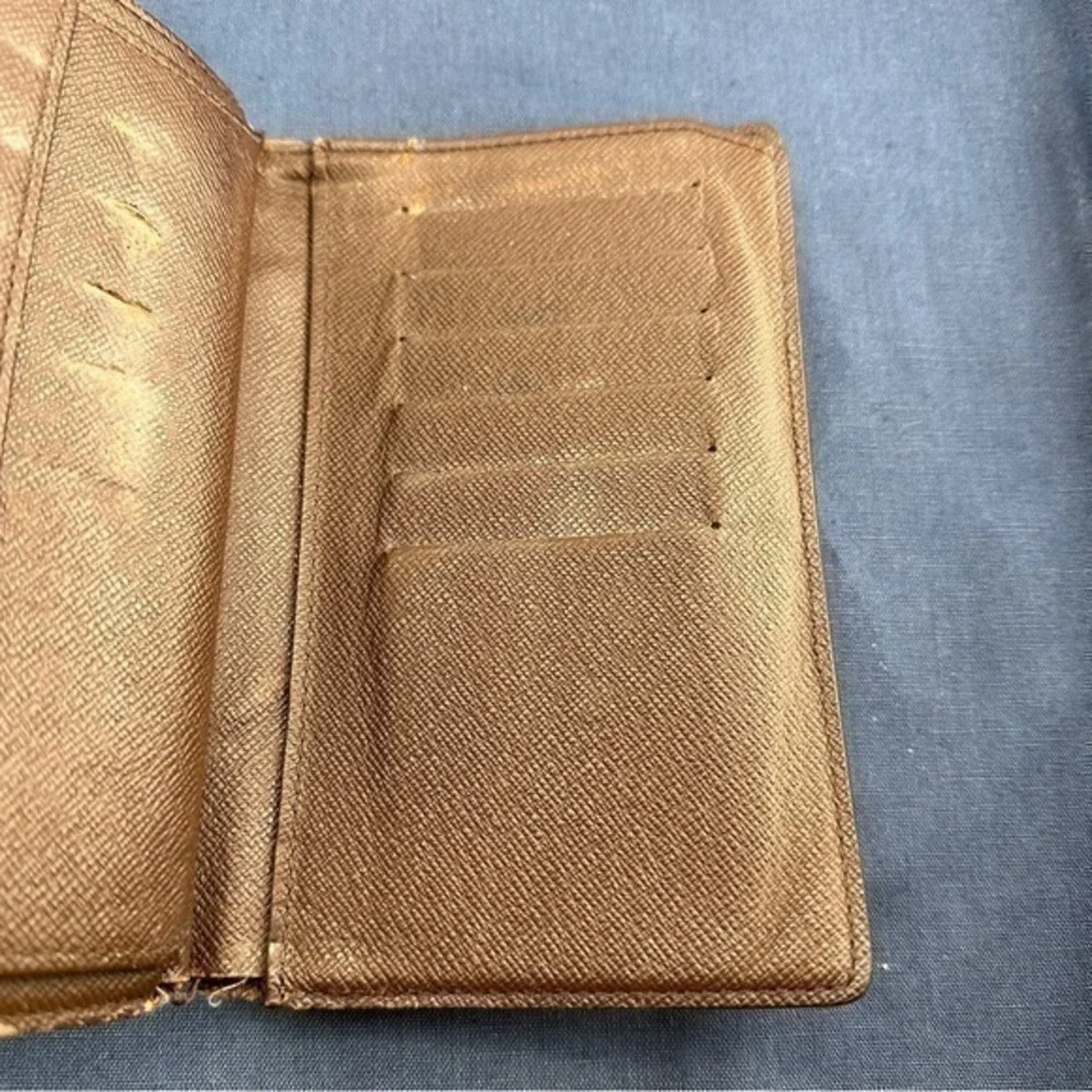 AUTHENTIC Louis Vuitton wallet. Monogram canvas.